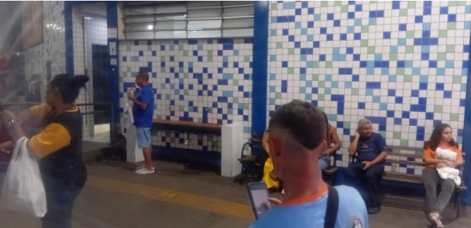 Mau cheiro no ponto da linha 194 no Terminal Central revolta passageiros