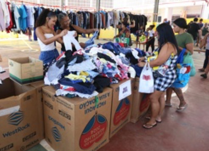 Programa Próximo Passo reuniu serviços gratuitos e distribuiu 2,2 toneladas de roupas na região.