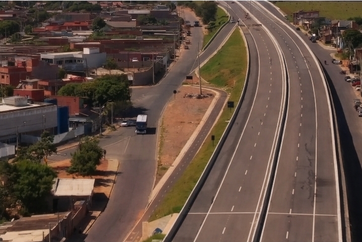 Governador promete habitação e passarela na Miguel Melhado até 2027
