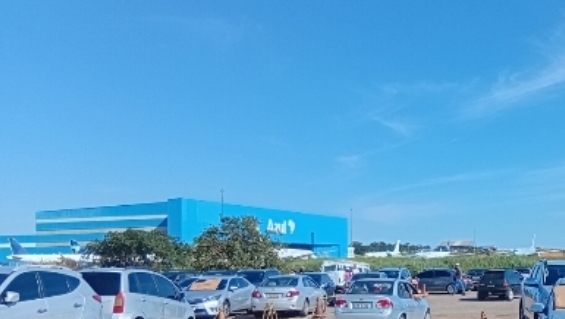 Funcionários são socorridos após queda de raio em Viracopos
