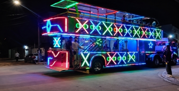 Carreta iluminada leva alegria e encanta famílias no Campo Belo em Campinas
