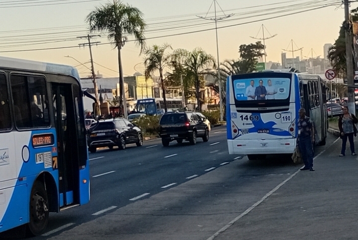 Passageiros reclamam de ônibus quebrados na linha 190
